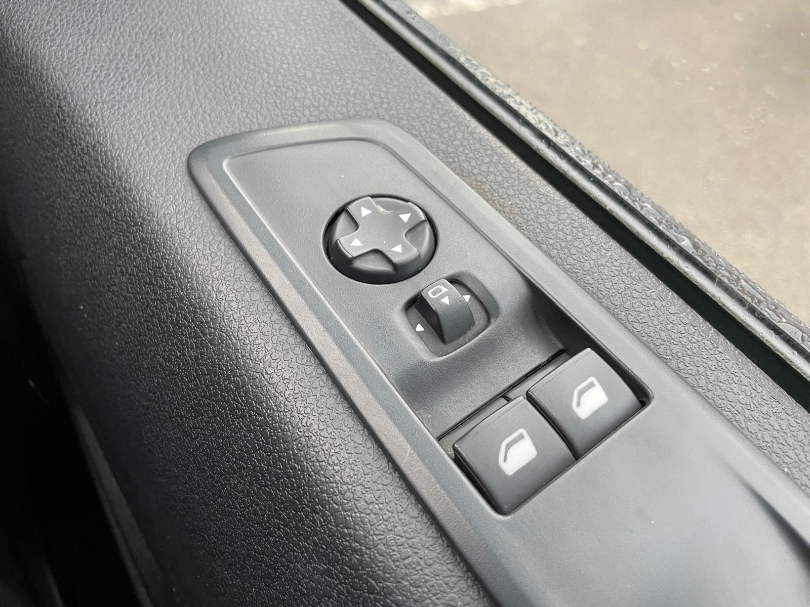 Vauxhall Vivaro - image 12